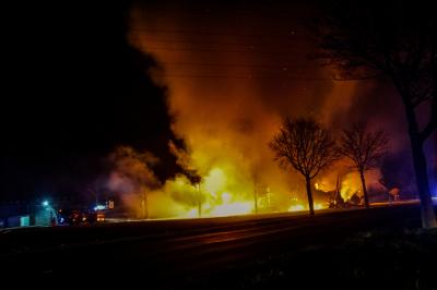 Bondorf: Grosse Lagerhalle brennt vollstaendig nieder - Grosseinsatz fuer die Feuerwehren